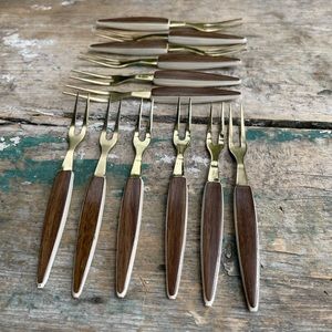 Elegant Brown and Gold Flatware Set